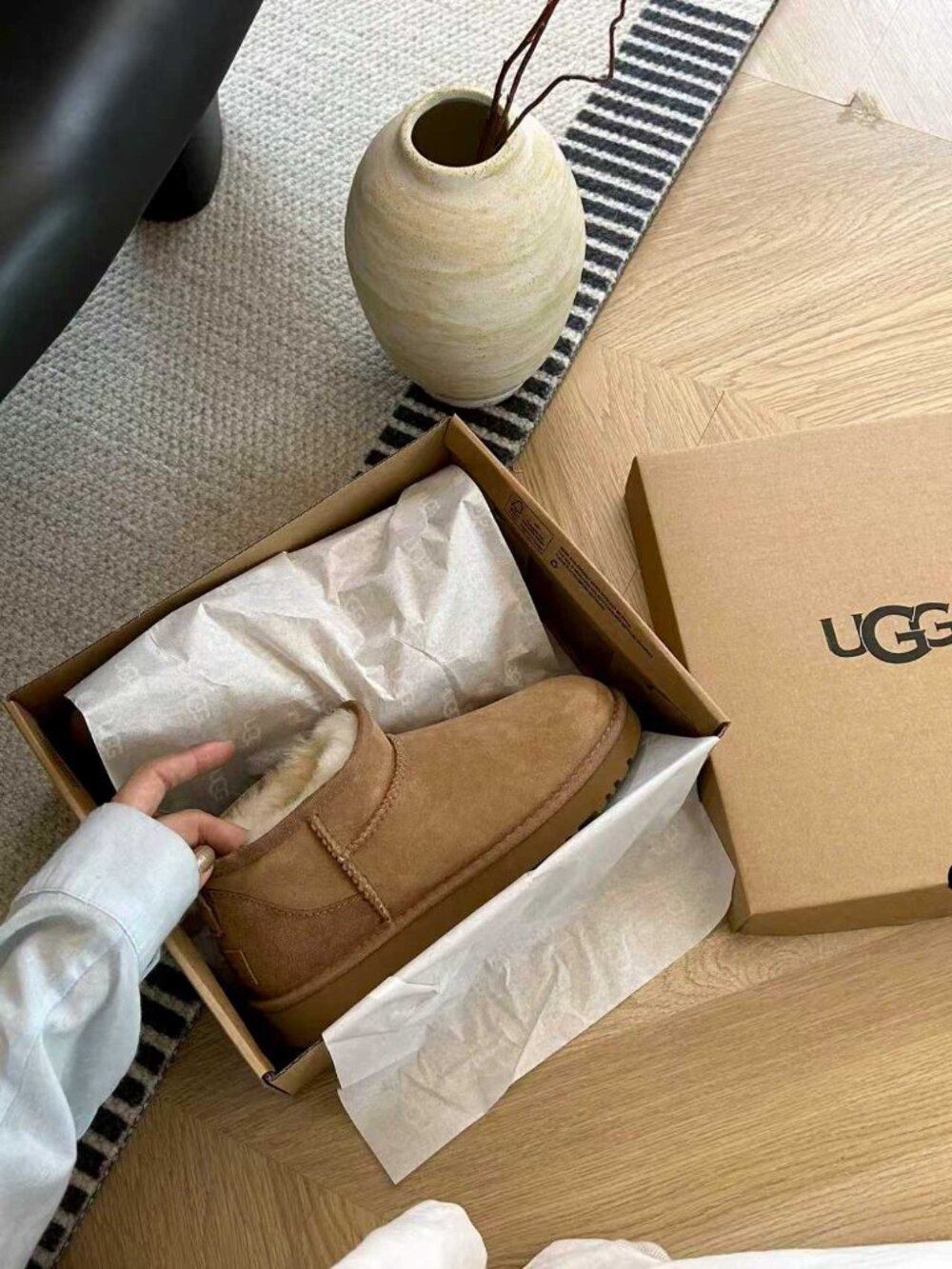 NEW UGG women's classic ultra mini boots in chestnut - Picture 6 of 8